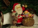 Weihnachtsmann mit Geschenken, Tannenzweige im Hintergrund 
 
Dieses Motiv findet sich seit dem 07. Dezember 2003 in der Kategorie Weihnachtsbilder.
