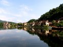 Blick auf Beualieu mit der Dordogne im Vordergrund