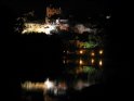 Das Chateau de Beynac bei Nacht mit Spiegelungen im Wasser der Dordogne