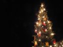 Tannenbaum mit Geschenken und Lichterkette