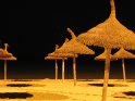 Blick auf die Sonnenschirme am Strand von Arenal bei Nacht