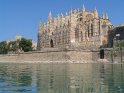 Im Vordergrund befindet sich der künstliche See des Parc de la Mar. Dahinter sieht man die Kathedrale von Palma: La Seu.