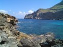 Blick ber die Felsenkste auf die Bucht von Cala Figuera