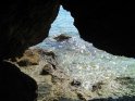 Blick zwischen Felsen hindurch auf das Wasser des Mittelmeers
