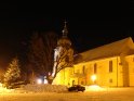 Nachtaufnahme der Heiligen Dreifaltigkeits-Kirche von Jiretin pod Jedlovou im Winter