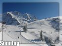 Winterliche Sonntagskarte mit einem Motiv aus einem Ski-Gebiet in den Schweizer Alpen