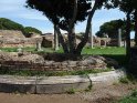 ... In der Mitte des Forums befinden sich die Überreste eines Tempels, der den Lares Augusti, den Beschützer-Göttern des Kaiser, gewidmet waren. ...