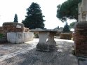 ... Hier sehen sie die Überreste des am besten erhaltenen Laden in Ostia Antica. ...