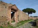 ... vorbei an diesem Hauseingang ... 
 
Dieses Motiv finden Sie seit dem 22. April 2006 in der Kategorie Ostia Antica (Italien).