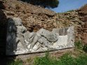 ... und diesem Sarkophag ... 
 
Dieses Kartenmotiv ist seit dem 22. April 2006 in der Kategorie Ostia Antica (Italien).