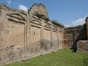 ... Hier sieht man einen an das Forum angrenzenden Tempel, der Kaiser Vespasian gewidmet war. ...