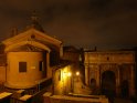Blick auf den Eingang zum Forum Romanum im Licht der Straßenlaternen
