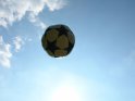 Fliegender Fuball vor blauem Himmel mit Schnwetterwolken
