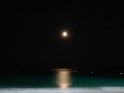 Der Mond scheint über dem Mittelmeer