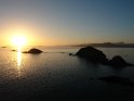 Sonnenuntergang über dem Mittelmeer an der Côte d´Azur. Im Wasser vor dem Sonnenuntergang sind mehrere kleine Felseninseln zu sehen.