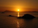 Sonnenuntergang über einer Reihe von Felseninseln im Mittelmeer