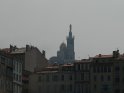 Durch den Smog hindurch sieht man die Notre-Dame de la Garde