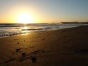Fuspuren am Strand bei einem Sonnenuntergang auf Teneriffa