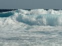 Die Wellen des Atlantiks treffen auf die Kanareninsel Teneriffa