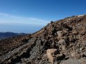 Links im Bild beginnt der Wanderweg, der rund um einen Teil des Gipfel des Vulkans verluft.