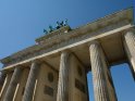 Blick aus der Froschperspektive auf das Brandenburger Tor