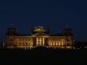 Der erleuchtete Reichstag bei Nacht