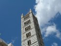 Turm vom Dom von Siena aus schwarzem und weiem Marmor