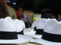 Weiße Hüte mit schwarzem Band