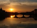Sonnenuntergang über dem Arno in Florenz