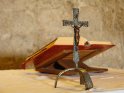 Kruzifix mit Bibel im Hintergrund