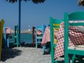 Bunte Restaurant-Stühle am Meer