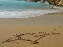 Herz mit Pfeil am Strand