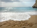 Der Schriftzug Schöne Ferien wurde für dieses Foto in einen Strand auf Kreta geschrieben.