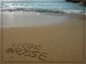 ´Liebe Grüße´ auf den Strand der griechischen Insel Kreta geschrieben