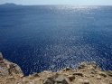 Blick ber die felsige Kste auf das strahlend blaue Mittelmeer