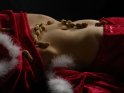 Foto einer Frau im Weihnachtskostm - zu sehen ist der Bauch, der nur mit einigen Nssen bedeckt ist.