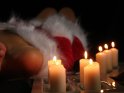 Auf dem Rcken liegende Weihnachtsfrau mit weien Kerzen