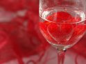 Rotes Herz in einem Sektglas