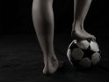 Frauenbeine mit einem Fußball