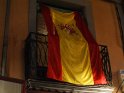 Spanienflagge hngt von einem Fenster herab