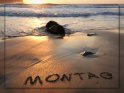 Montagskarte mit Schriftzug am Strand bei Sonnenuntergang