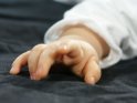 Hand von einem sieben Monate alten Baby