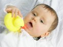 Sieben Monate altes Baby mit einer Quietscheente
