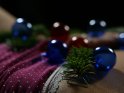 Sexy Unterwsche mit Tannenzweigen und weihnachtlichen Glaskugeln