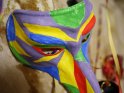 Bunte an einer Wand hängende Karnevalsmaske