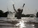 Frau springt aus dem Wasser hoch