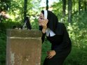 Lusitges Bild von einer Nonne beim Schminken