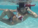 Unterwasserfoto einer jungen tauchenden Frau in Weihnachtsdessous
