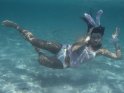 Unterwasseraufnahme einer tauchenden Frau im Osterhasenkostm 