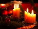Weihnachtliches Foto mit zahlreichen Kerzen, Tannenzweigen und Weihnachtskugeln